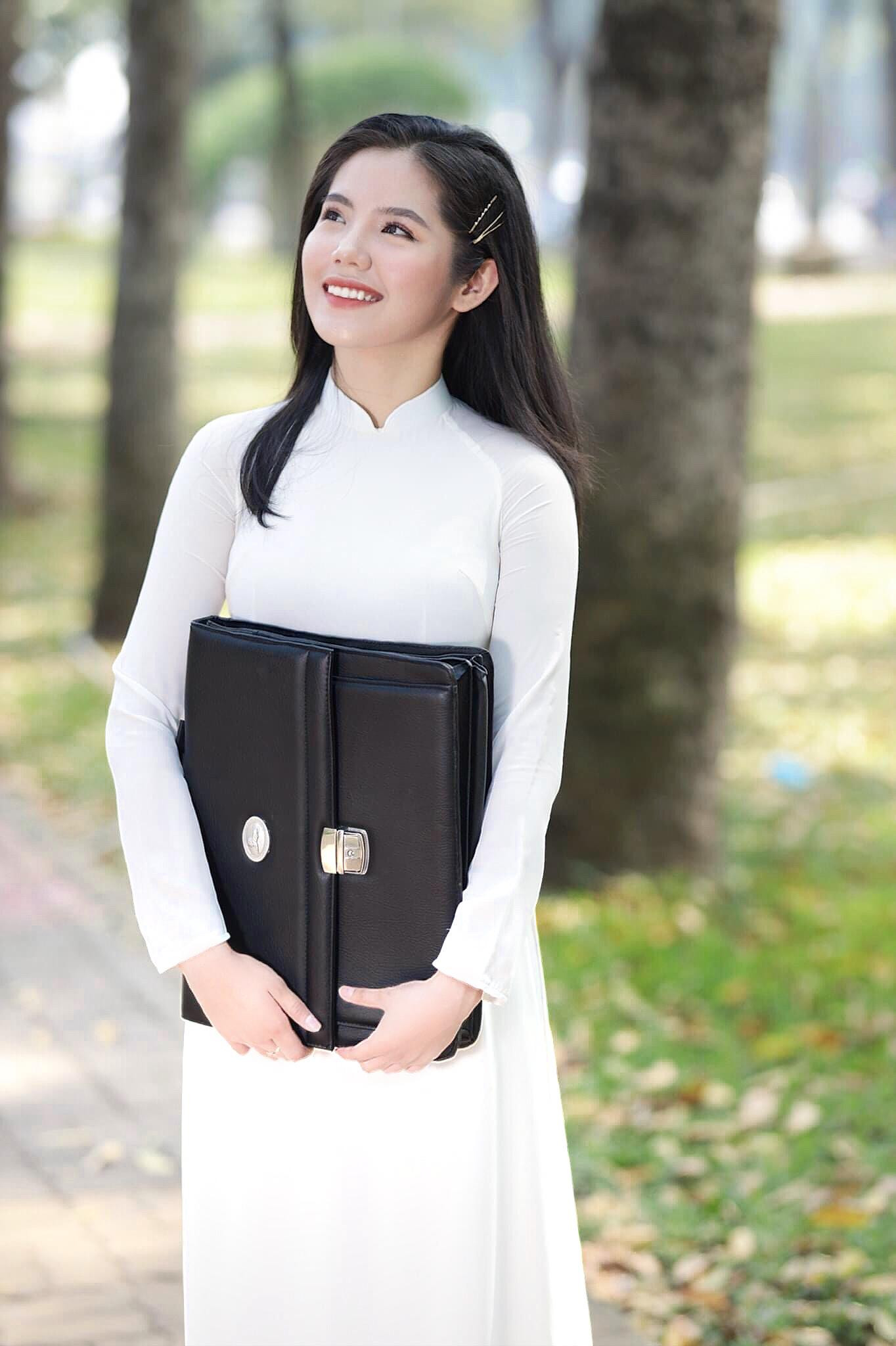 Trong tà áo dài, Đức Anh được ví như diễn viên nữ chính Hà Lan trong bộ phim "Mắt biếc".