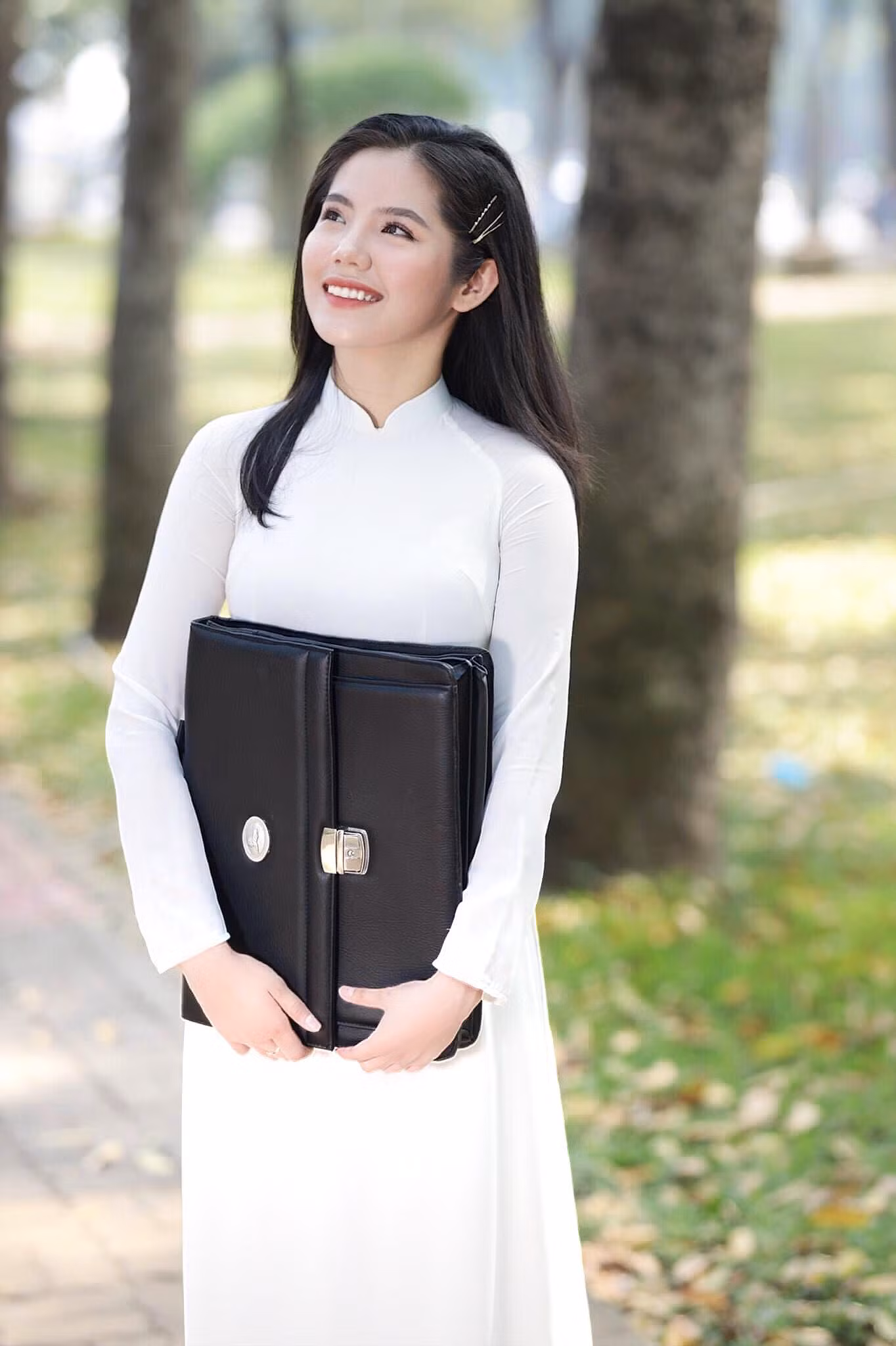 Trong tà áo dài, Đức Anh được ví như diễn viên nữ chính Hà Lan trong bộ phim "Mắt biếc".