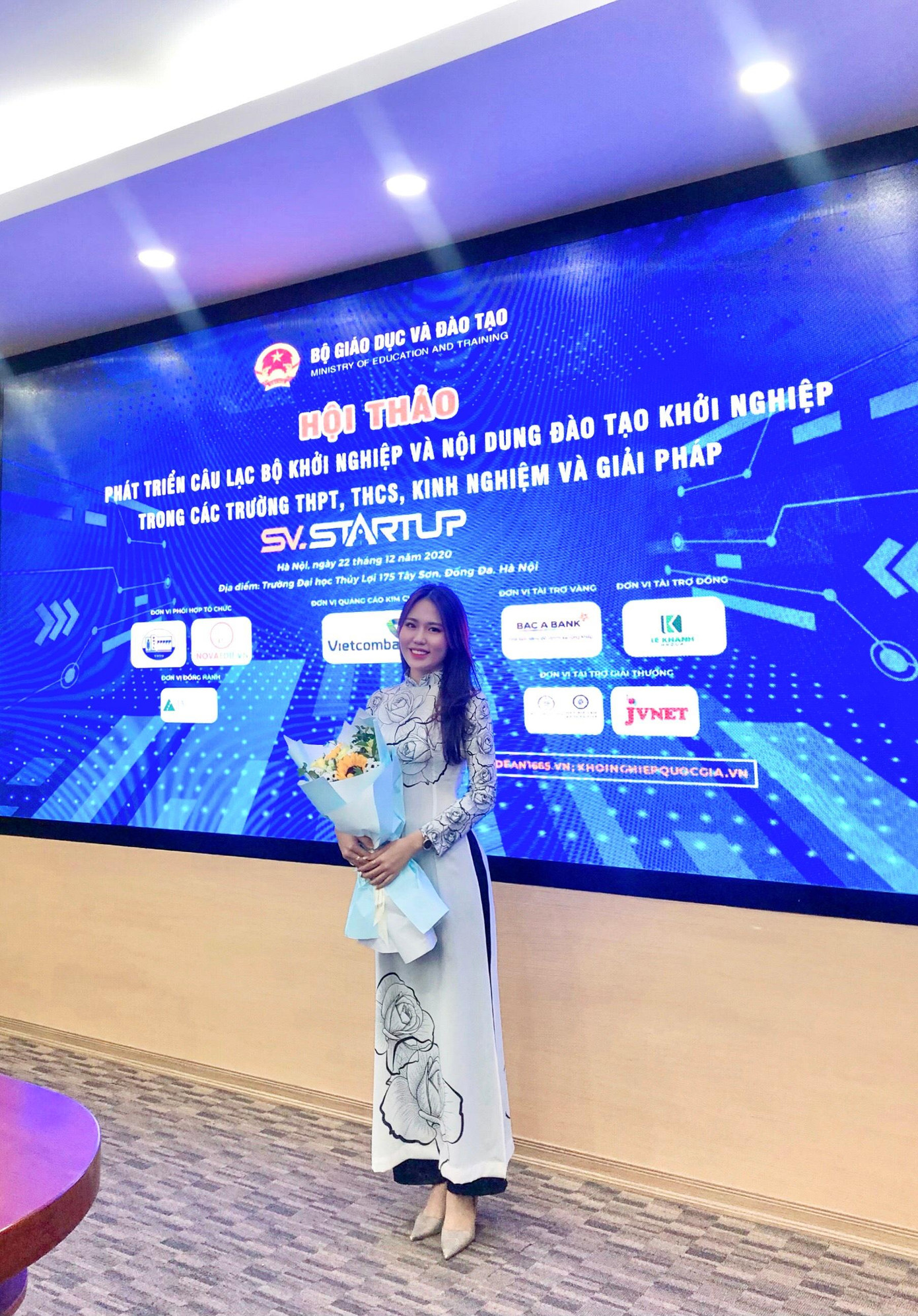 Trinh là gương mặt MC quen thuộc tham gia nhiều chương trình quan trọng: “Ngày hội khởi nghiệp Quốc gia cho học sinh, sinh viên năm 2020”