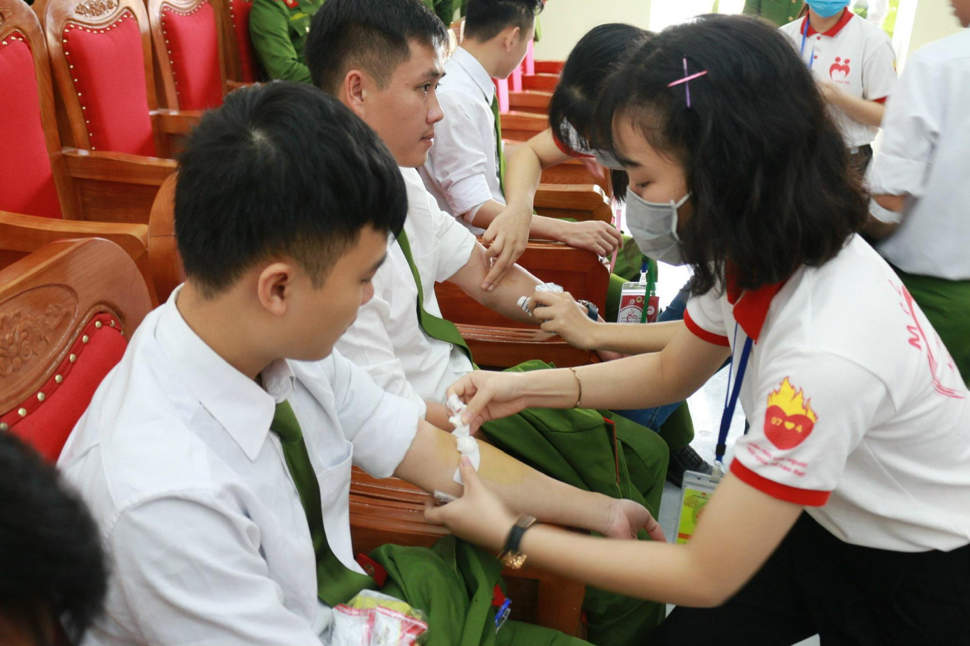 Phi Linh là thành viên trong hội Thanh niên vận động hiến máu của trường.