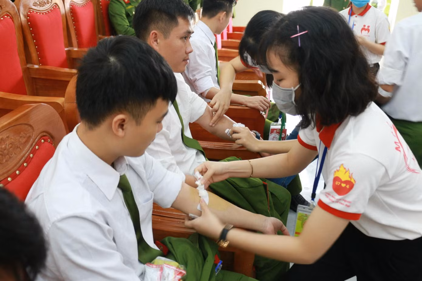 Phi Linh là thành viên trong hội Thanh niên vận động hiến máu của trường.