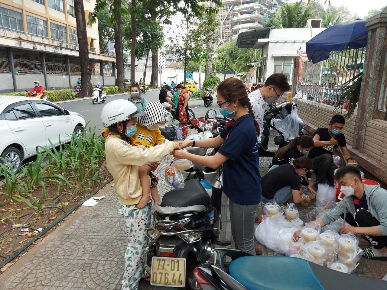 Những tô cháo đầy đủ dinh dưỡng được Huỳnh Như trao đến tận tay người bệnh.