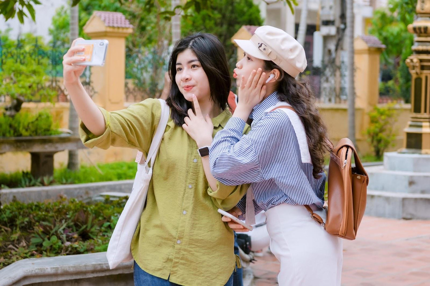 Giới trẻ rủ nhau check in sống ảo tại nhà thờ Hưng Nghĩa. Ảnh Phan Hoàn