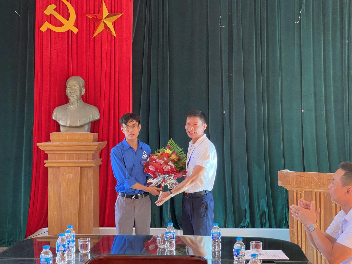 Đội trưởng tình nguyện tặng hoa cán bộ xã Ninh Hải.