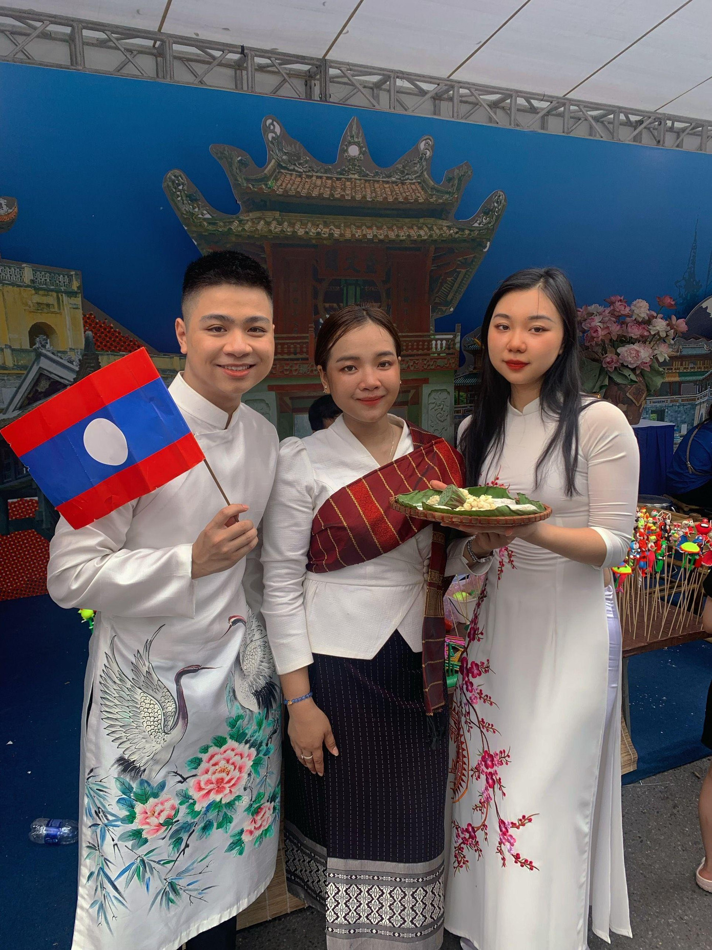 Nguyễn Đình Vinh Khánh - vai trò là một hướng dẫn viên cho Thành Đoàn Hà Nội tại gian hàng Việt Nam.