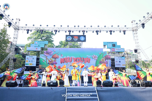 Tiết mục mở màn đến từ Đội Văn Nghệ.