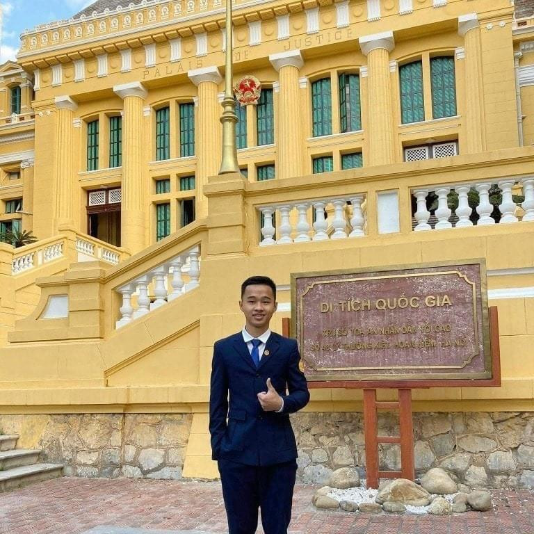 Hạnh đã theo học tại Đại học Tây Nguyên và Học viện Toà án trước khi đỗ Học viện Biên phòng.