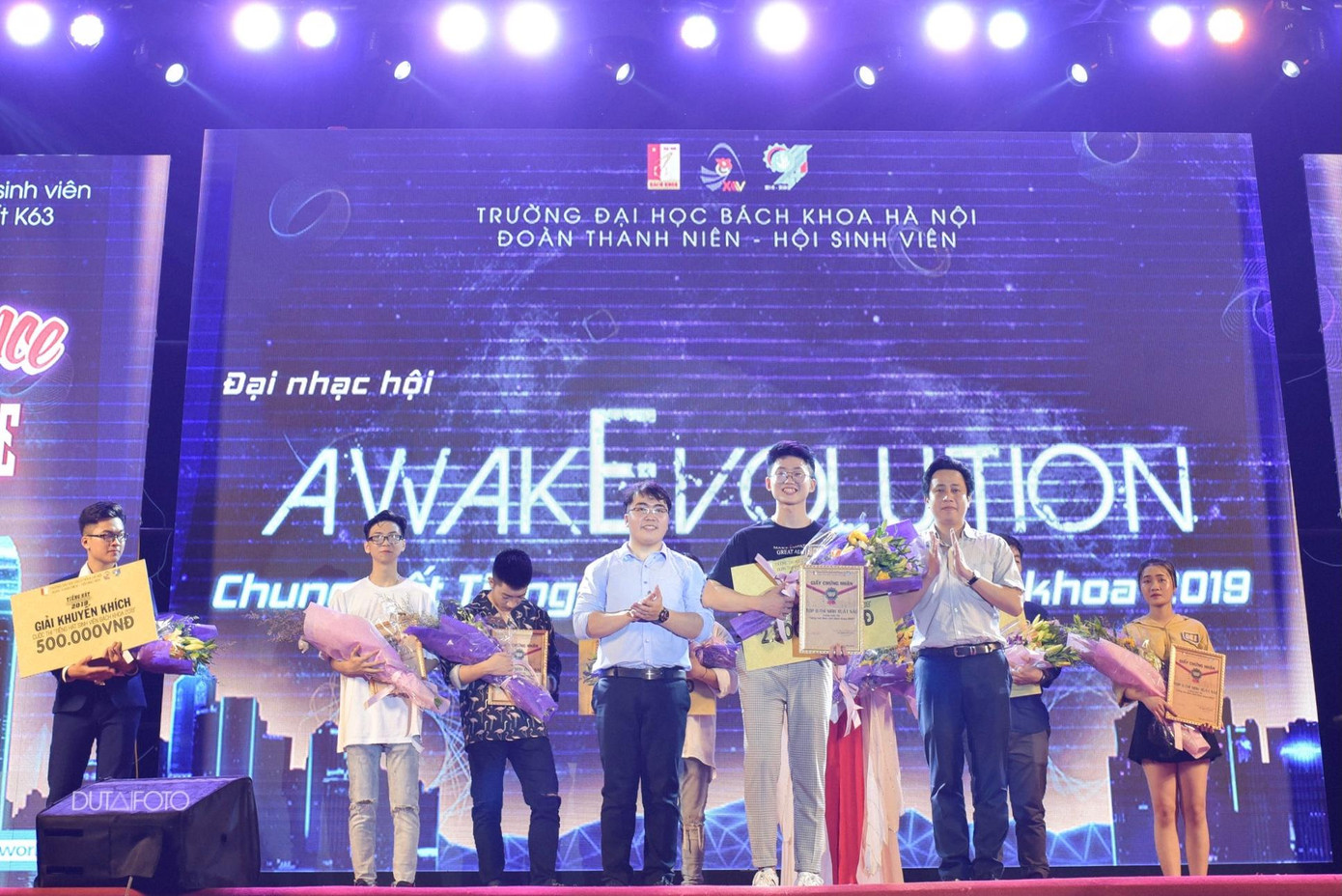 Hải Duy nhận giải Quán quân Tiếng hát sinh viên Bách Khoa 2019 Hải Duy nhận giải Quán quân Tiếng hát sinh viên Bách Khoa 2019