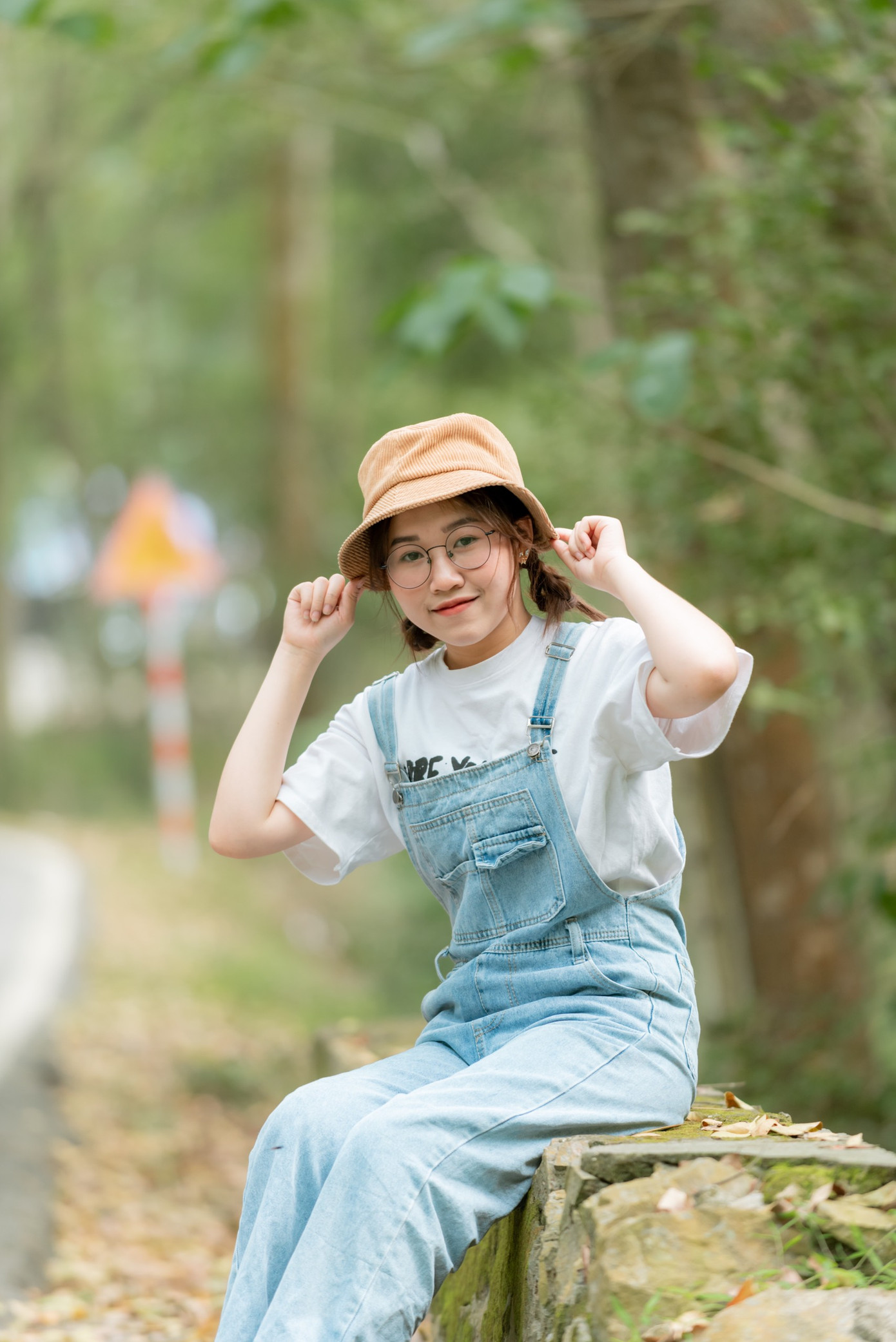 Cô sinh viên đa tài có năng khiếu viết lách, ca hát, MC. Cô sinh viên đa tài có năng khiếu viết lách, ca hát, MC.