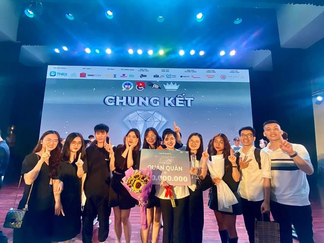 Cô nàng quán quân chụp ảnh lưu niệm cùng bạn bè trong đêm chung kết cuộc thi MC Spotlight 2022.