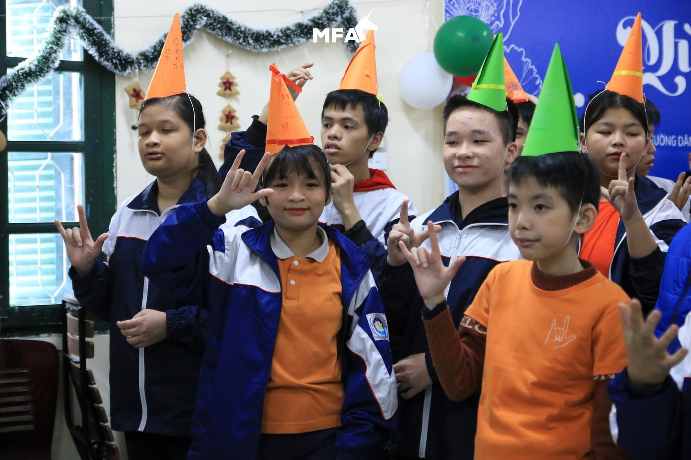Các em học sinh tại Trường PTCS Dân lập Dạy trẻ câm điếc Hà Nội tận hưởng lễ Giáng sinh.