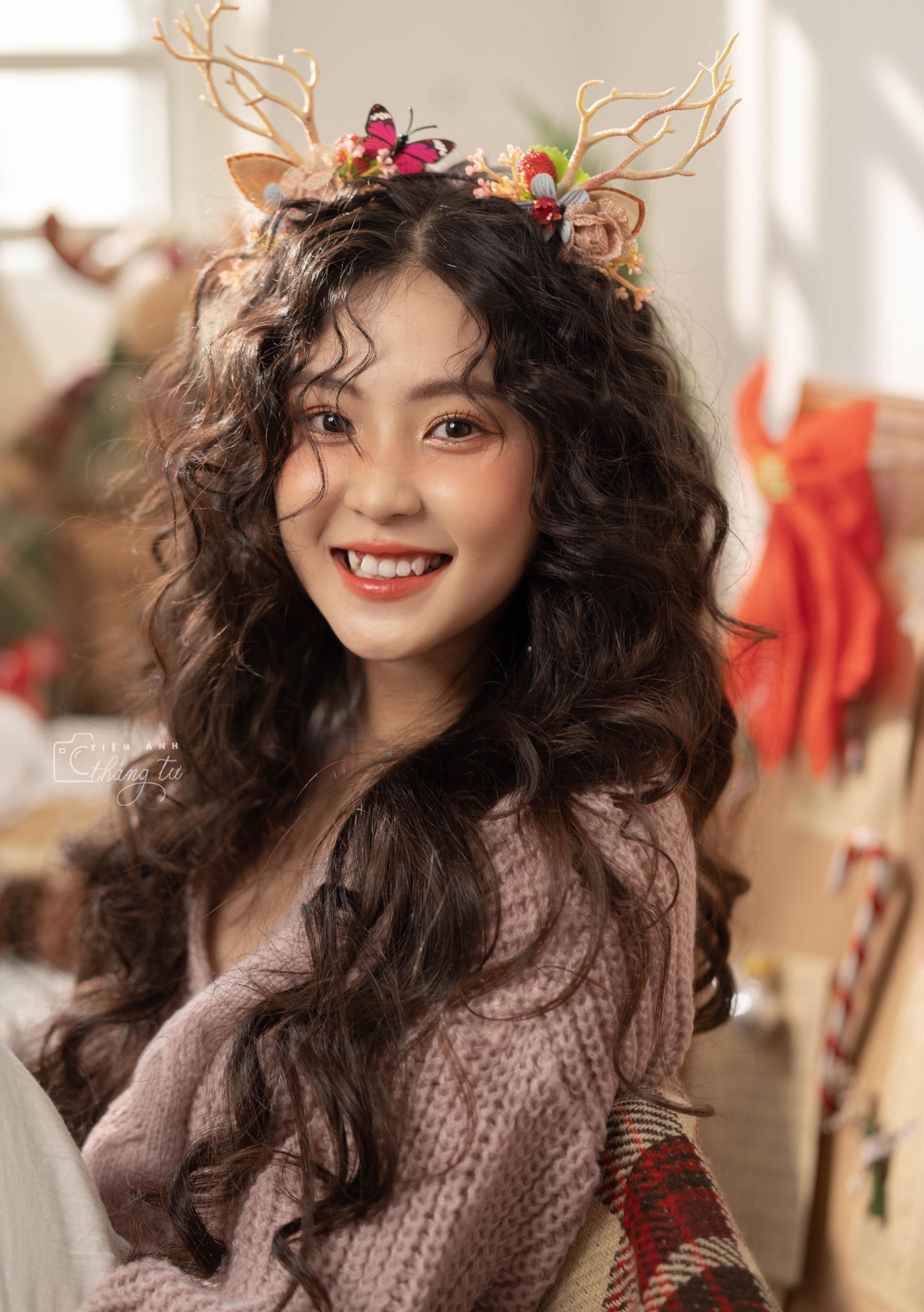 Ngân Ngân sở hữu vẻ đẹp ngọt ngào và luôn mang năng lượng tích cực, cởi mở.