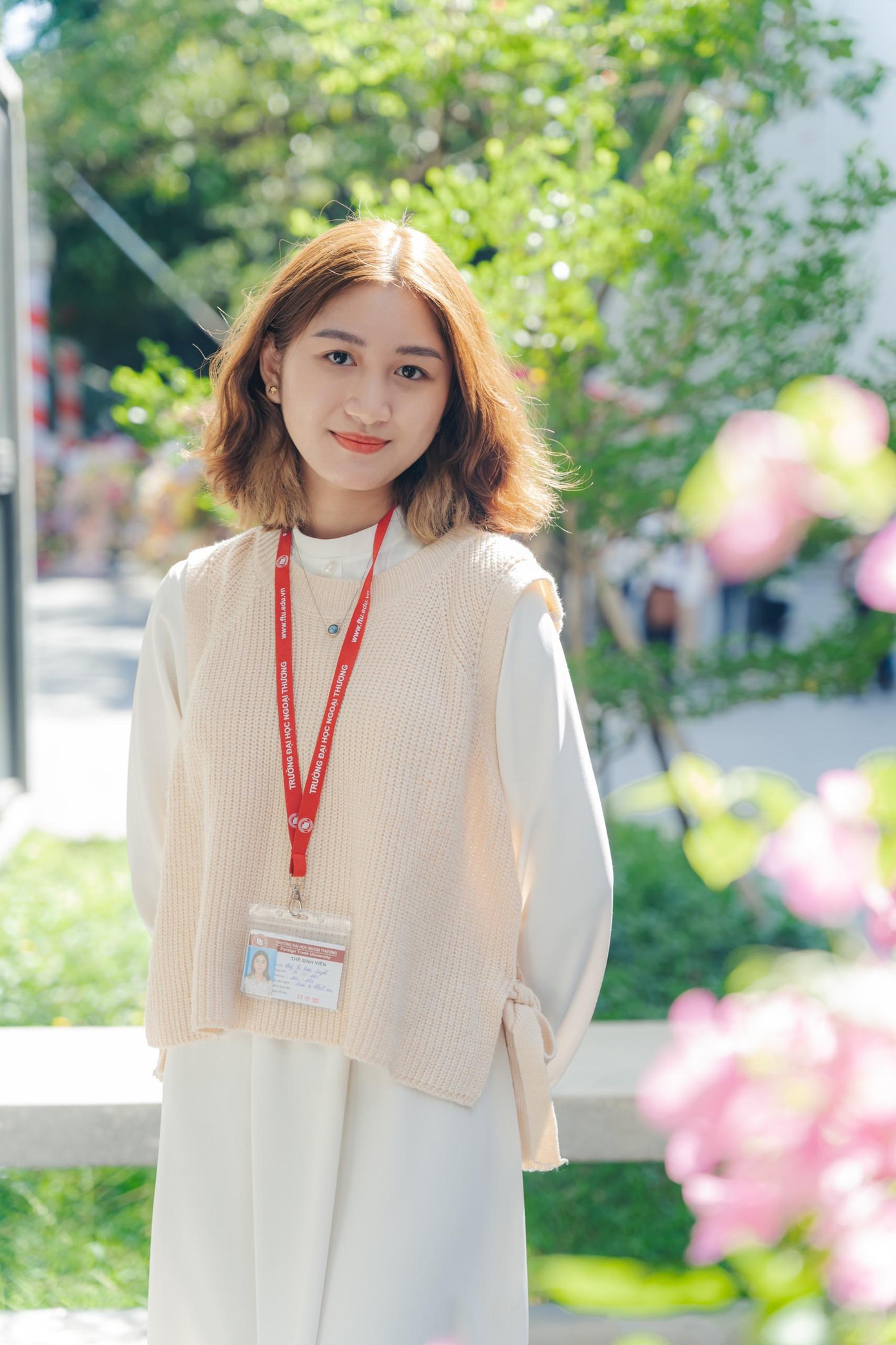 Khổng Diễm Quỳnh, hay còn được mọi người biết đến với tên gọi Fiona, cựu học sinh Trường THPT Chuyên Bắc Giang và đang là sinh viên Trường Đại học Ngoại Thương. Khổng Diễm Quỳnh, hay còn được mọi người biết đến với tên gọi Fiona, cựu học sinh Trường THPT Chuyên Bắc Giang và đang là sinh viên Trường Đại học Ngoại Thương.