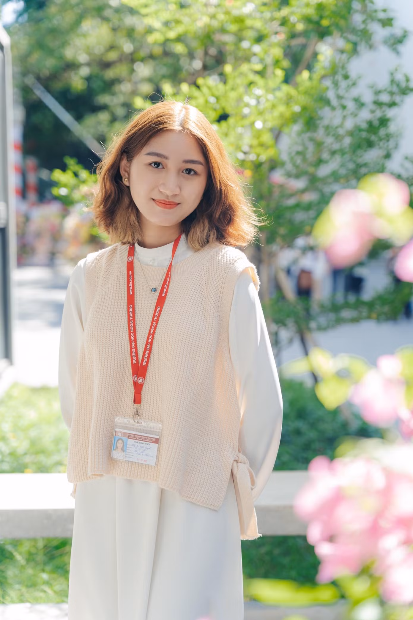 Khổng Diễm Quỳnh, hay còn được mọi người biết đến với tên gọi Fiona, cựu học sinh Trường THPT Chuyên Bắc Giang và đang là sinh viên Trường Đại học Ngoại Thương.