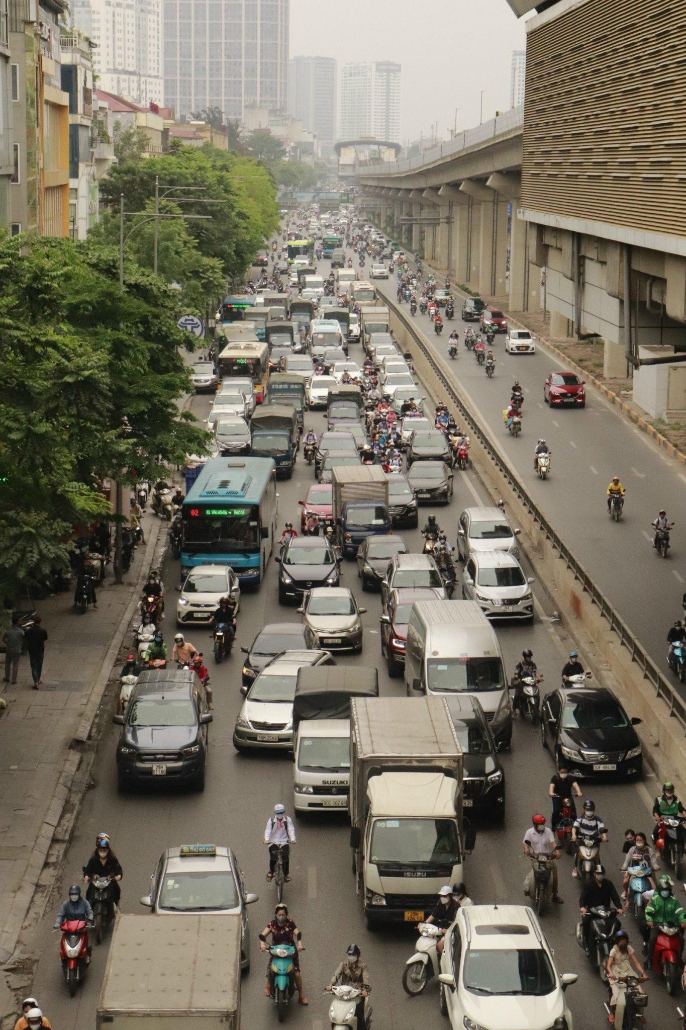 Vào giờ tan tầm, các phương tiện đổ về nút giao Nguyễn Trãi – Khuất Duy Tiến ngày một đông gây nên tình trạng ùn ứ. Ảnh: Linh Chi