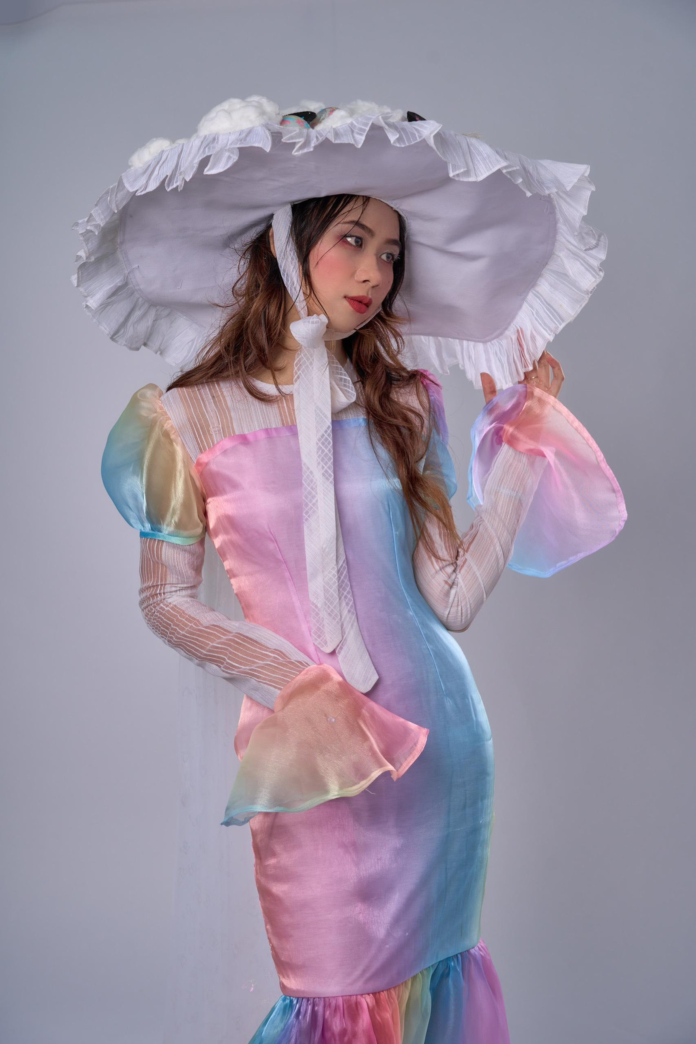 Nguyễn Thị Tuyết Thơ hay còn được mọi người biết đến với biệt danh là Thơ Color (sinh năm 2001), hiện đang là sinh viên ngành Thiết kế Thời trang của trường Đại học Văn Lang.