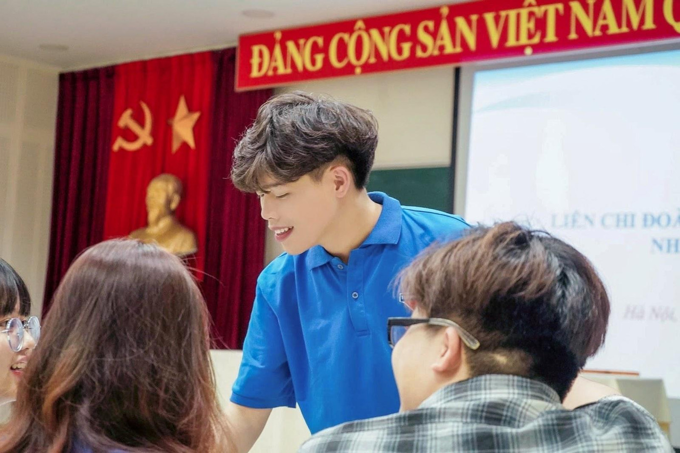 Khi mới vào đại học, Bách cũng phải đối diện với nhiều áp lực từ môi trường mới. Khi mới vào đại học, Bách cũng phải đối diện với nhiều áp lực từ môi trường mới.