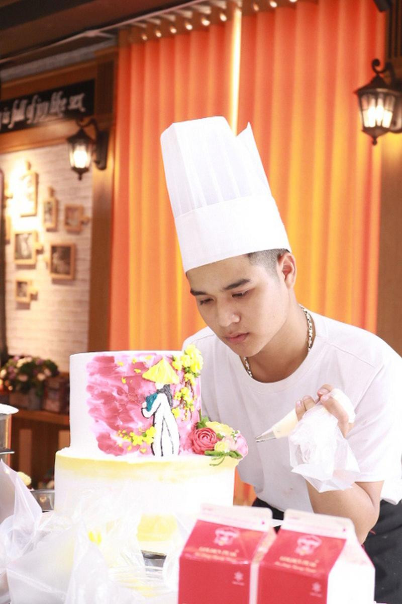 Dành niềm đam mê với nghề làm bánh, Thế Anh bắt đầu học hỏi và theo đuổi nghề từ năm học lớp 10 cho đến hiện tại.