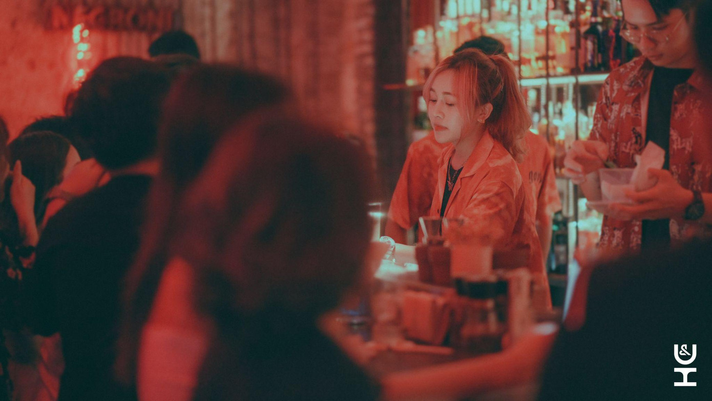 Gặp phải khách hàng quá khích, Phương sẽ thẳng thắn nhờ sự trợ giúp từ những anh trong quầy Gặp phải khách hàng quá khích, Phương sẽ thẳng thắn nhờ sự trợ giúp từ những anh trong quầy