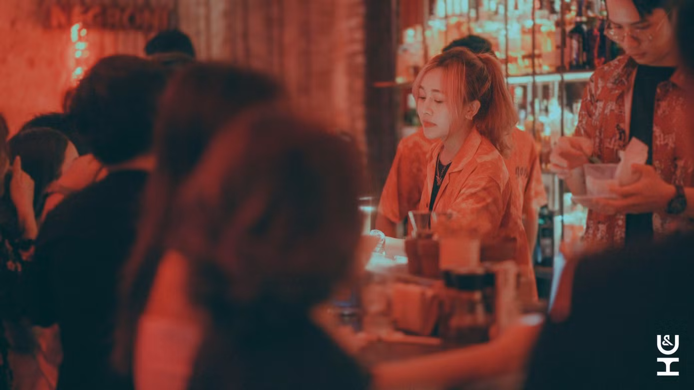 Gặp phải khách hàng quá khích, Phương sẽ thẳng thắn nhờ sự trợ giúp từ những anh trong quầy