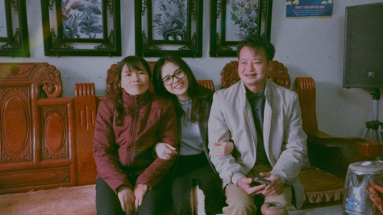 Huyền chụp ảnh cùng với bố mẹ. Huyền chụp ảnh cùng với bố mẹ.