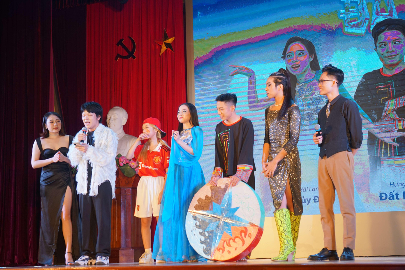 Phần trình diễn ca khúc “Em là” làm bùng nổ sân khấu.