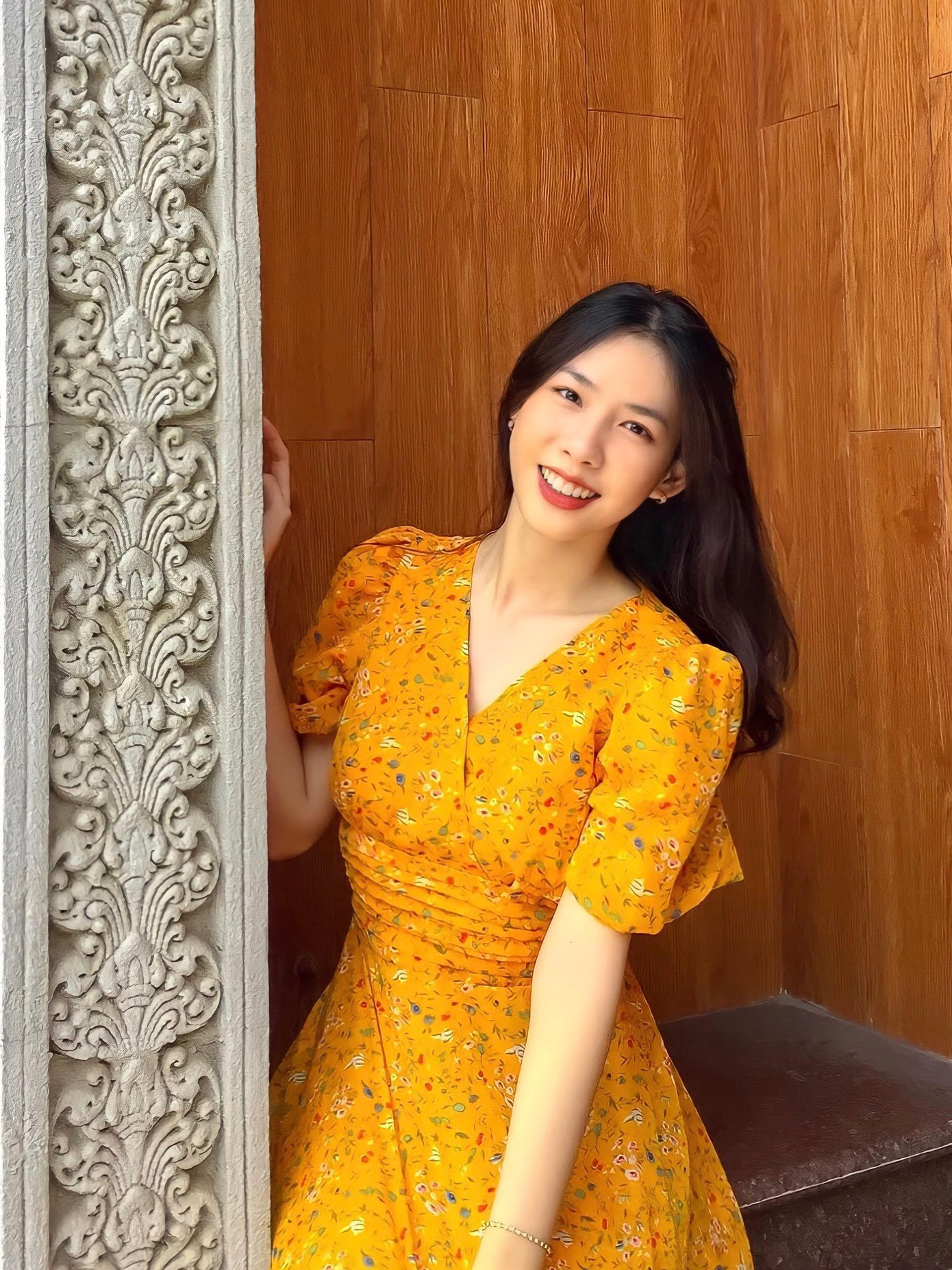 Đoàn Ngọc Hân (sinh năm 2002) sinh ra và lớn lên tại Bình Dương, đang là sinh viên ngành Ngôn ngữ Anh, chuyên ngành Tiếng Anh Thương mại của trường Đại học Mở TP.HCM.