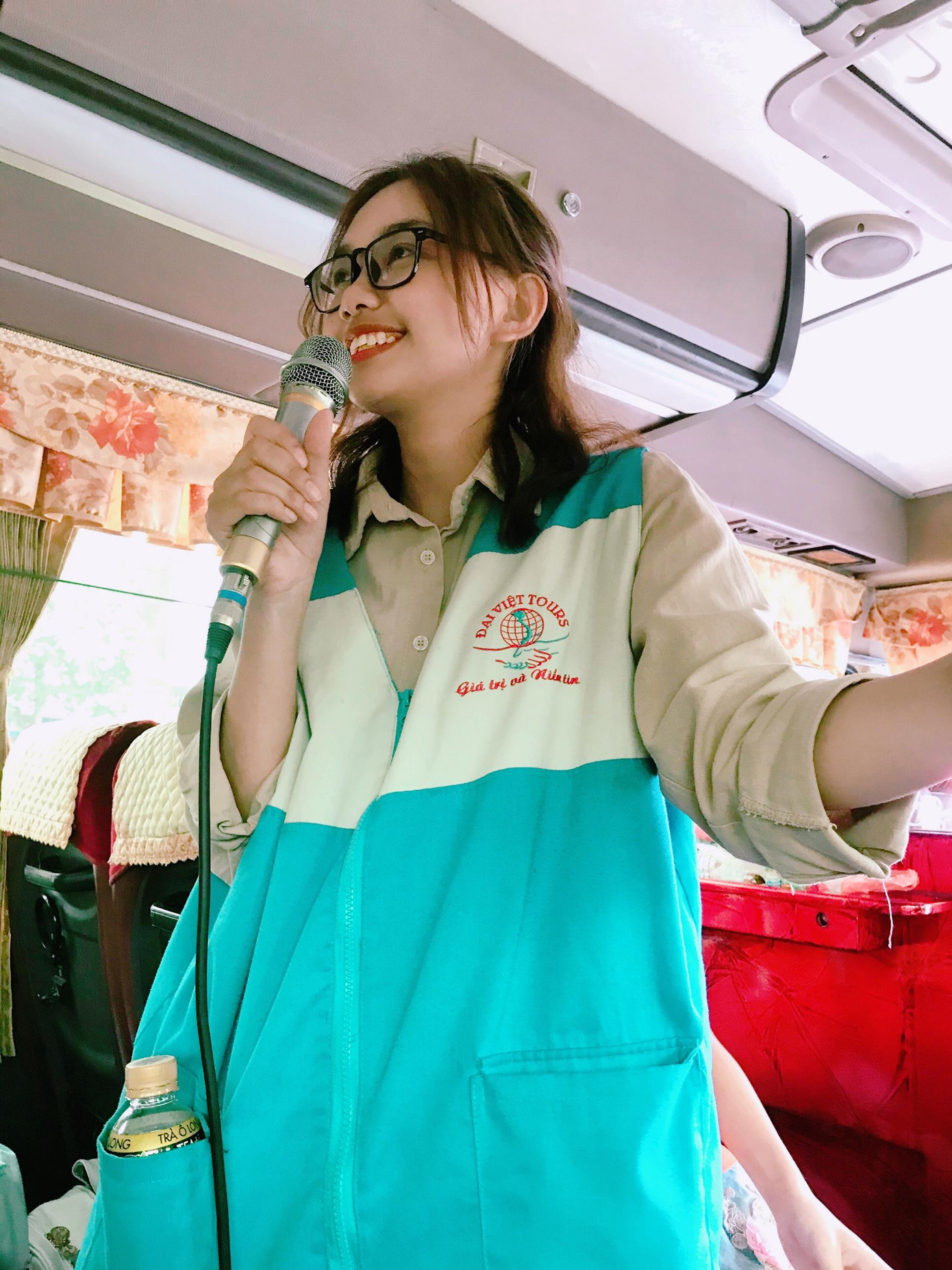Nhiều hôm cô chỉ được ngủ vài tiếng vì sáng phải dậy sớm để đi dẫn tour. Nhiều hôm cô chỉ được ngủ vài tiếng vì sáng phải dậy sớm để đi dẫn tour.