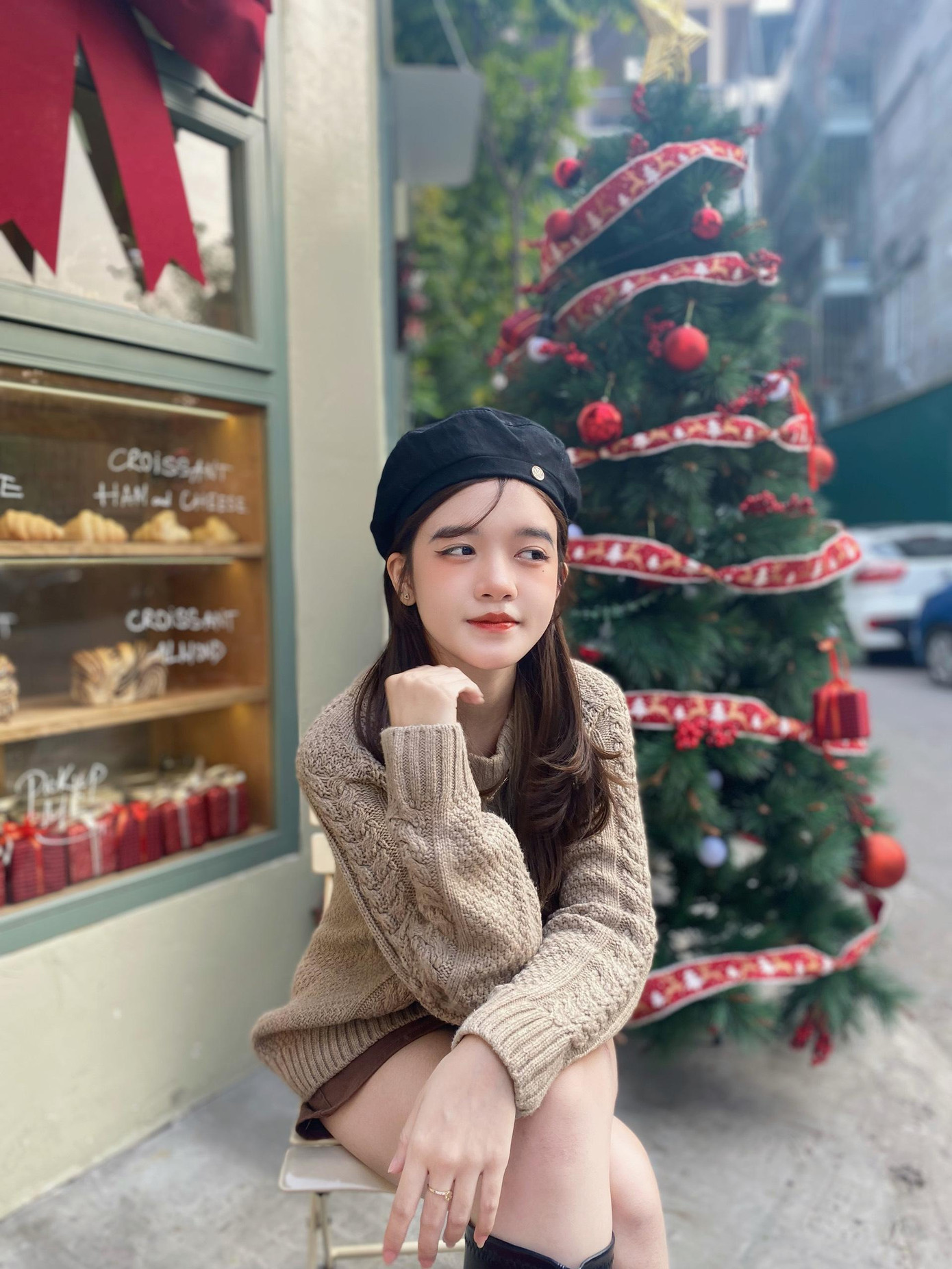 Minh Châu cũng đam mê với truyền thông, báo chí, lên ý tưởng kịch bản, các mảng về thời trang và cả nấu ăn.