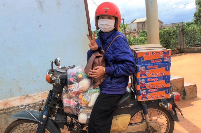 Hình ảnh cô bé Thùy Trang cùng chiếc xe máy chở theo lỉnh kỉnh đồ đạc đến các buôn làng của tỉnh Gia Lai đã trở nên quen thuộc với mọi người nơi đây. Hình ảnh cô bé Thùy Trang cùng chiếc xe máy chở theo lỉnh kỉnh đồ đạc đến các buôn làng của tỉnh Gia Lai đã trở nên quen thuộc với mọi người nơi đây.