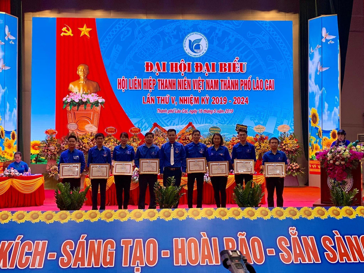 Chàng trai trẻ còn đạt nhiều thành tích và có những đóng góp thiết thực trong công tác Đoàn. Chàng trai trẻ còn đạt nhiều thành tích và có những đóng góp thiết thực trong công tác Đoàn.