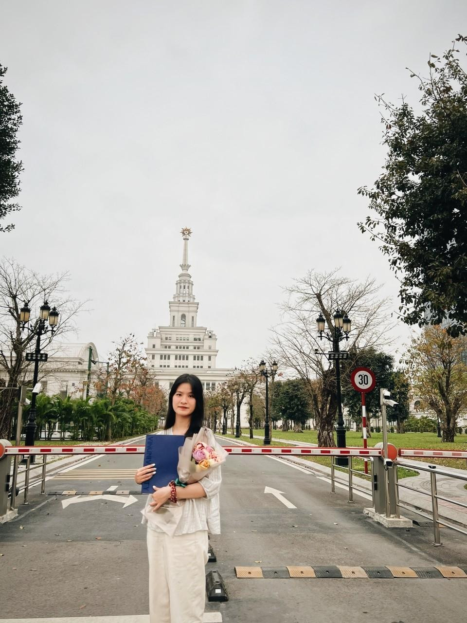 “Khi bạn cảm thấy con đường đang đi khó quá, thì tức là bạn đang đi đúng đường rồi!” “Khi bạn cảm thấy con đường đang đi khó quá, thì tức là bạn đang đi đúng đường rồi!”