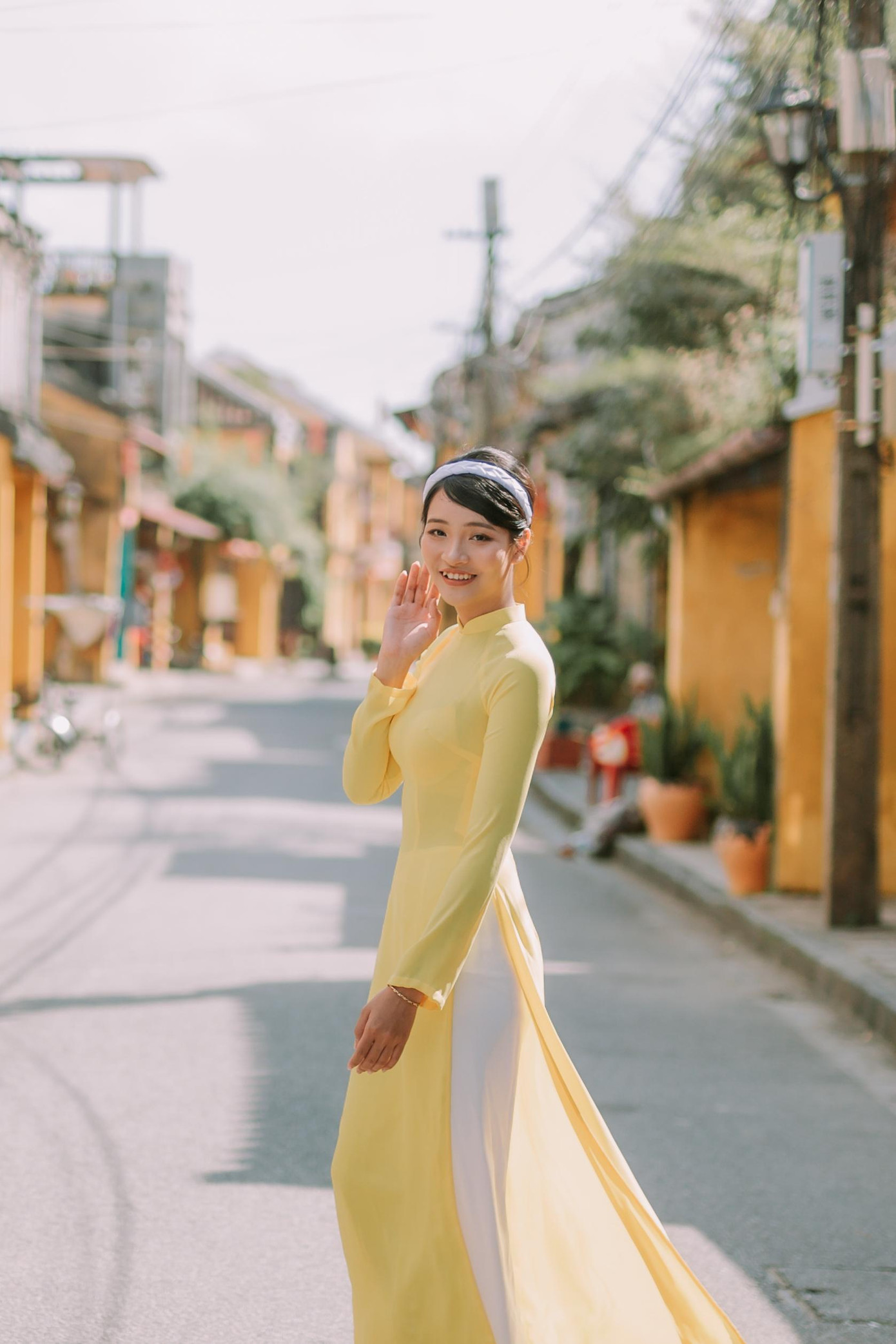 Như Ngọc yêu kiều, thướt tha giữa phố cổ Hội An trong ngày đầu năm mới.