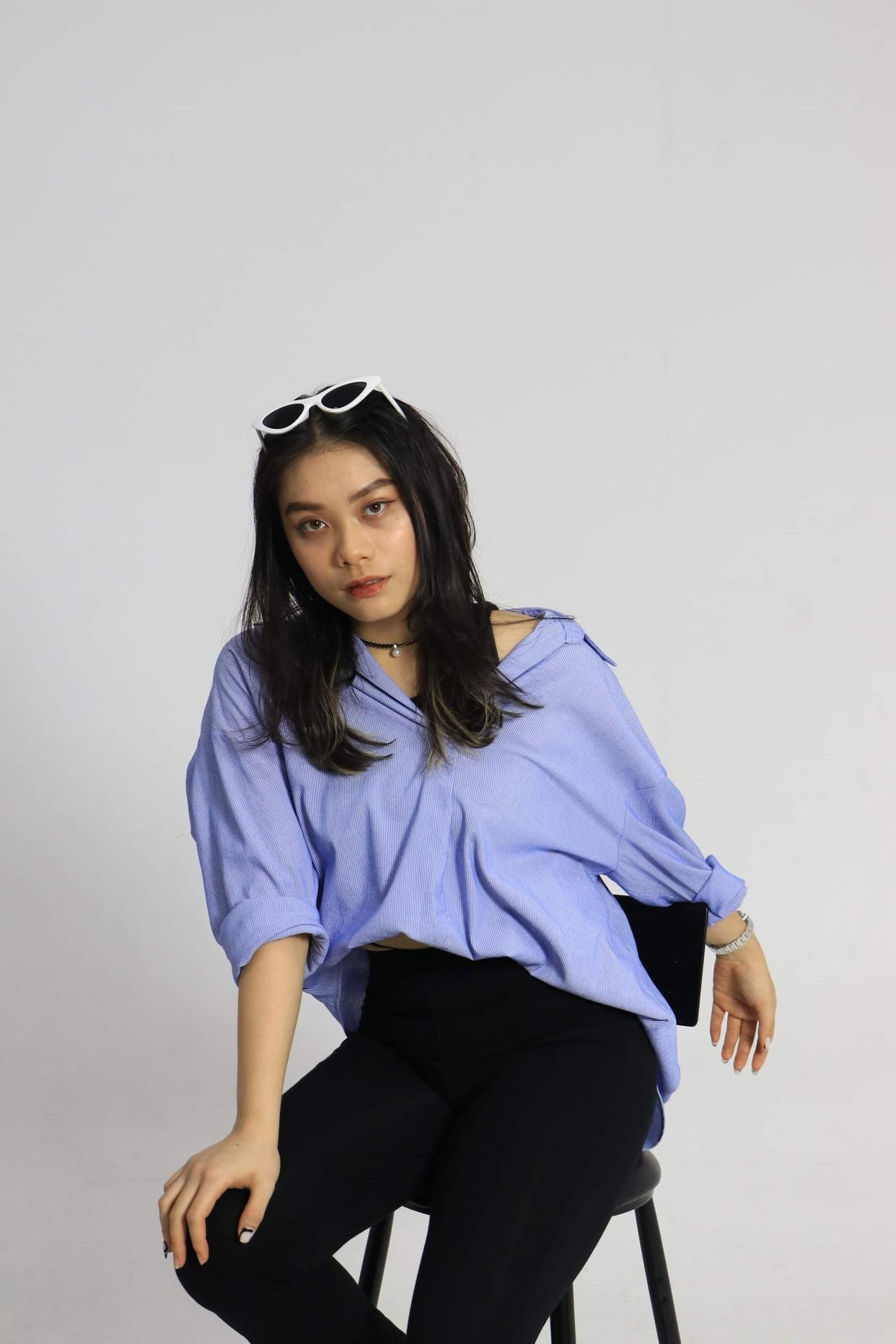 Cô tìm thấy giá trị khác ở bản thân khi trở thành thành viên ban truyền thông của tổ chức Life Under Bridge. Cô tìm thấy giá trị khác ở bản thân khi trở thành thành viên ban truyền thông của tổ chức Life Under Bridge.