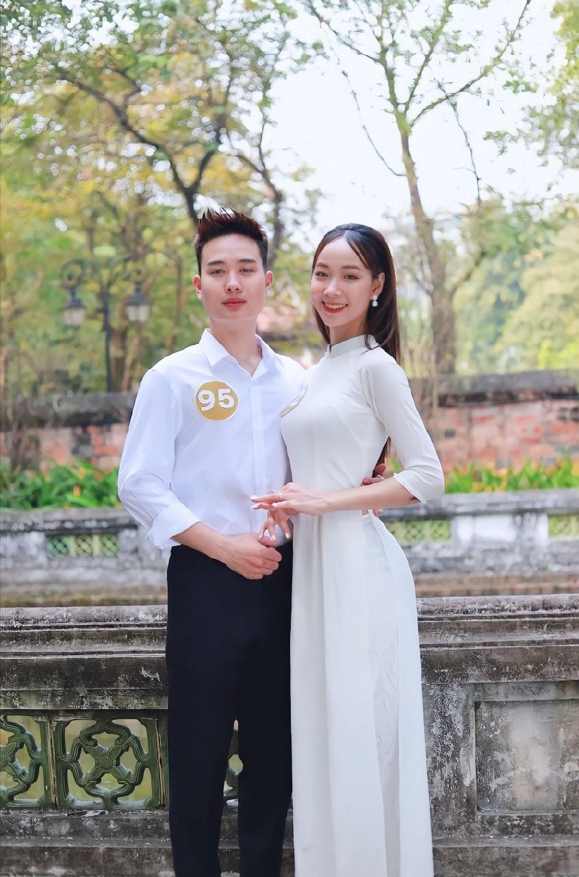 An Phương cùng bạn thi.