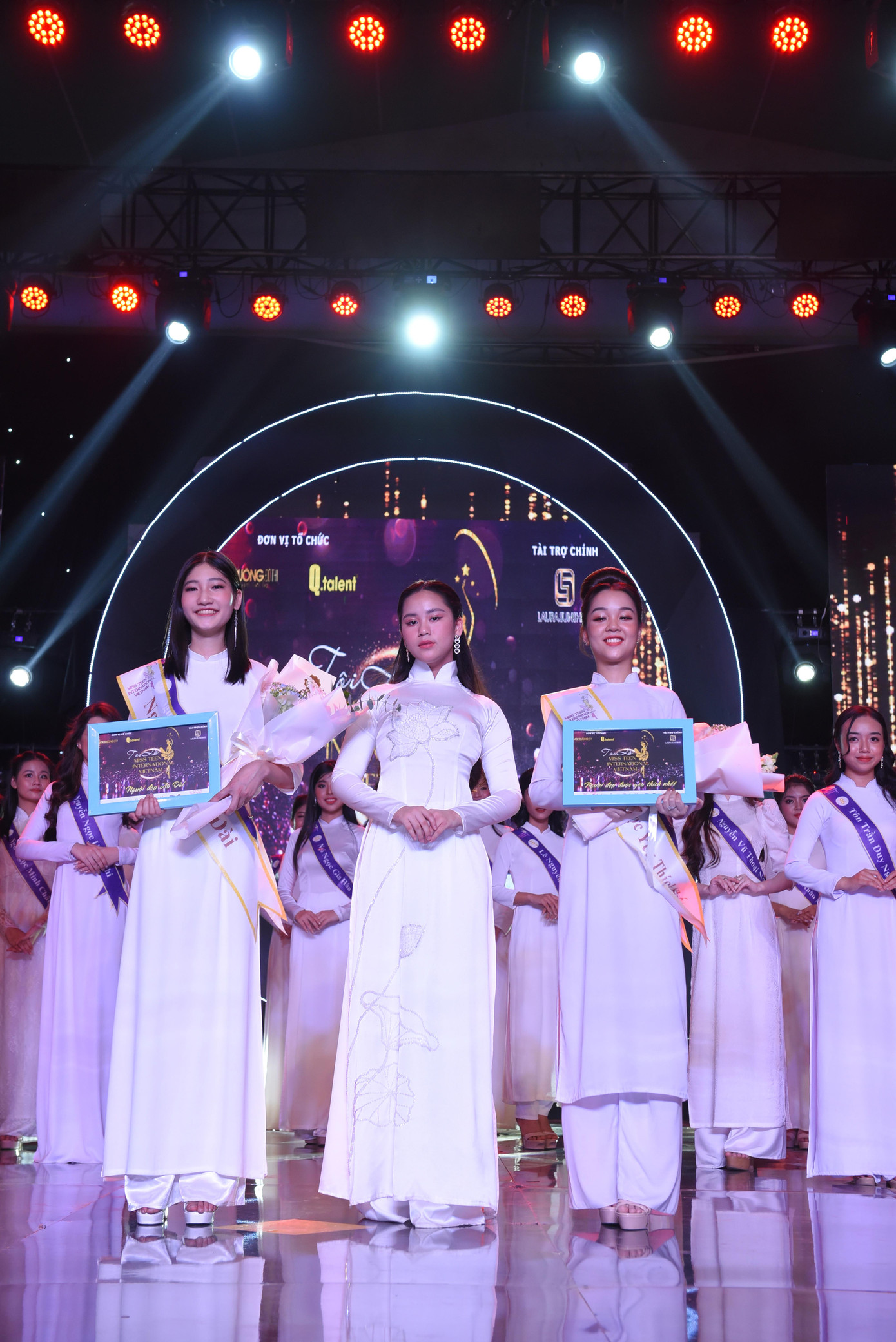 Với sự nỗ lực và cố gắng của bản thân Thùy Nhung (bên trái ngoài cùng) đã đạt ở Top 25 và giành giải "Người đẹp áo dài". Với sự nỗ lực và cố gắng của bản thân Thùy Nhung (bên trái ngoài cùng) đã đạt ở Top 25 và giành giải "Người đẹp áo dài".