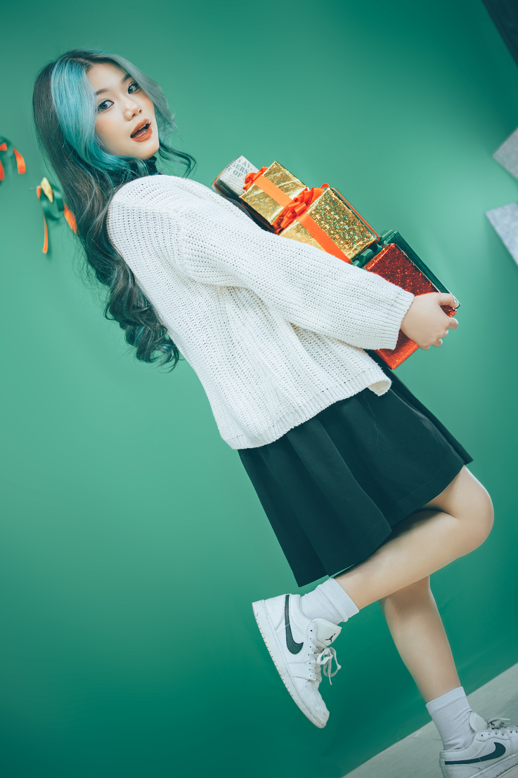 Một outfit mà chắc chắn nàng nào cũng có, vừa basic, vừa dễ mặc, khỏe khoắn mà cũng không kém phần dịu dàng, nữ tính. Chỉ với một chiếc váy len liền thân, kèm với áo khoác cardigan cũng khiến nàng có thể tự tin xuống phố rồi.