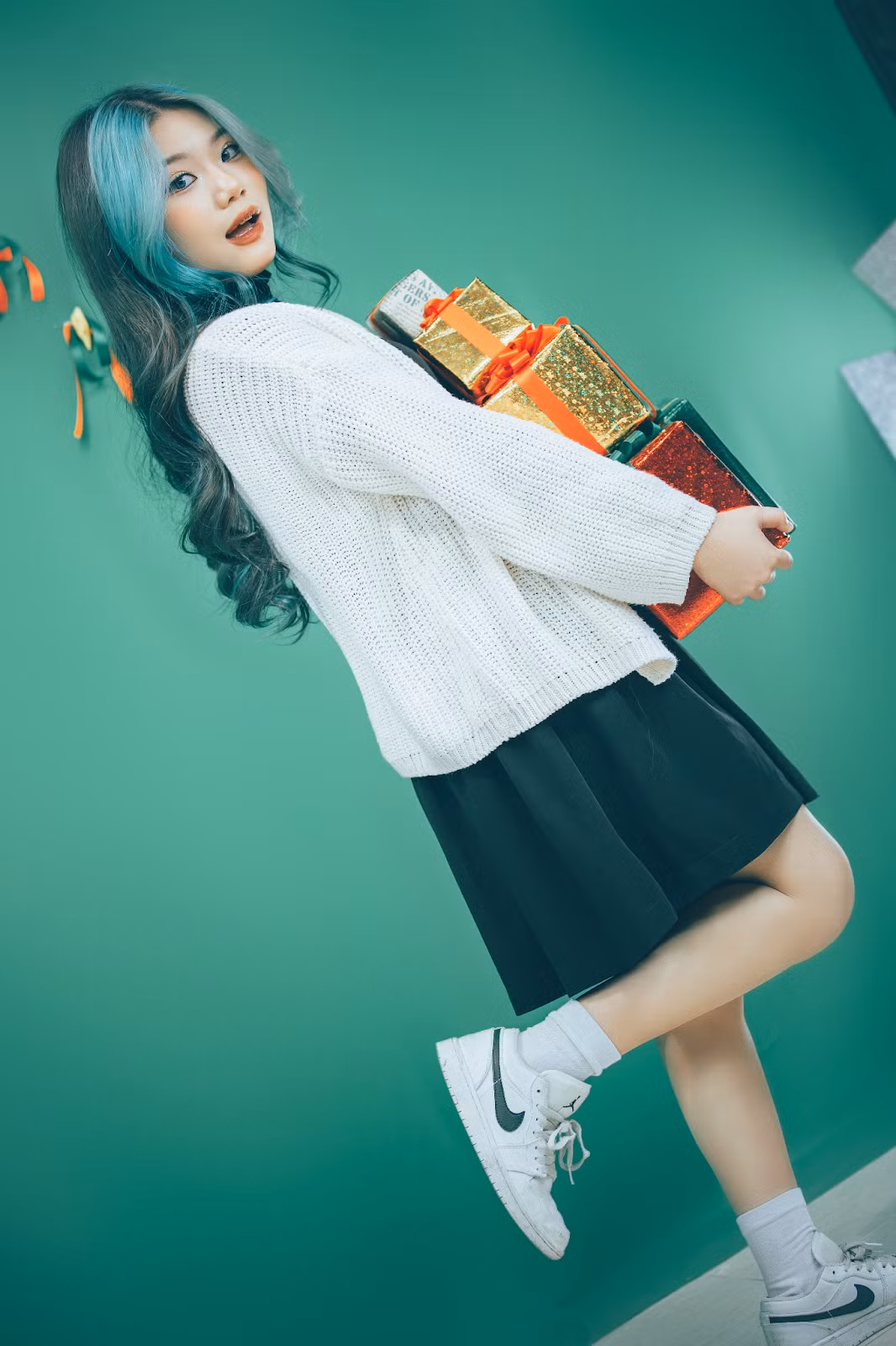 Một outfit mà chắc chắn nàng nào cũng có, vừa basic, vừa dễ mặc, khỏe khoắn mà cũng không kém phần dịu dàng, nữ tính. Chỉ với một chiếc váy len liền thân, kèm với áo khoác cardigan cũng khiến nàng có thể tự tin xuống phố rồi.