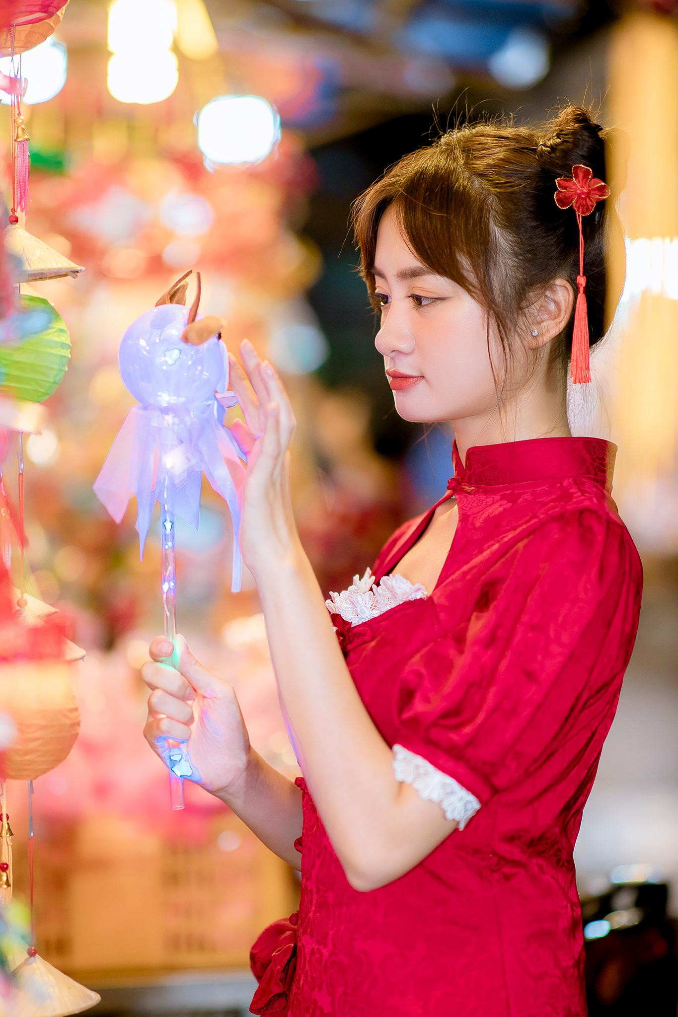 Quỳnh Như nhớ về tuổi thơ khi ngắm nhìn những món đồ chơi ngộ nghĩnh.