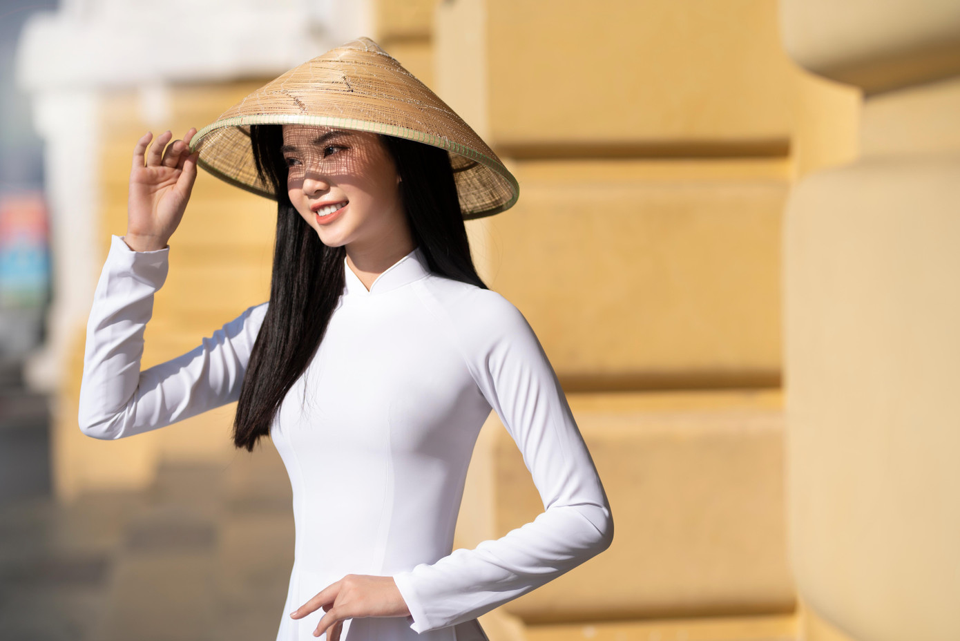 Hương Giang duyên dáng trong tà áo dài trắng tinh khôi.