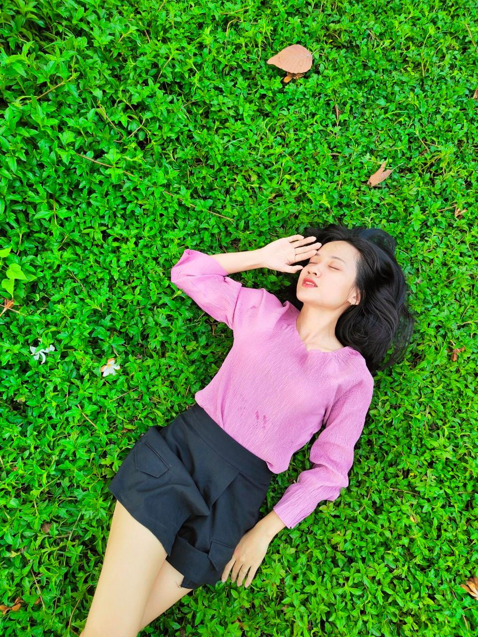 Với Cẩm Tú: "Một đoá hoa tàn không thể làm mất cả mùa xuân, một lần thất bại không thể làm mất cả cuộc đời. Chỉ cần bạn sẵn sàng, hành trình có thể bắt đầu bất cứ lúc nào ". Với Cẩm Tú: "Một đoá hoa tàn không thể làm mất cả mùa xuân, một lần thất bại không thể làm mất cả cuộc đời. Chỉ cần bạn sẵn sàng, hành trình có thể bắt đầu bất cứ lúc nào ".