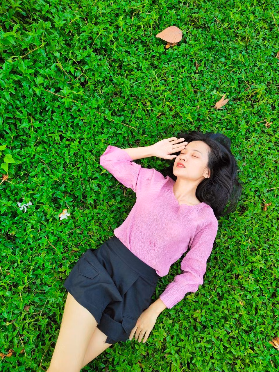 Với Cẩm Tú: "Một đoá hoa tàn không thể làm mất cả mùa xuân, một lần thất bại không thể làm mất cả cuộc đời. Chỉ cần bạn sẵn sàng, hành trình có thể bắt đầu bất cứ lúc nào ".
