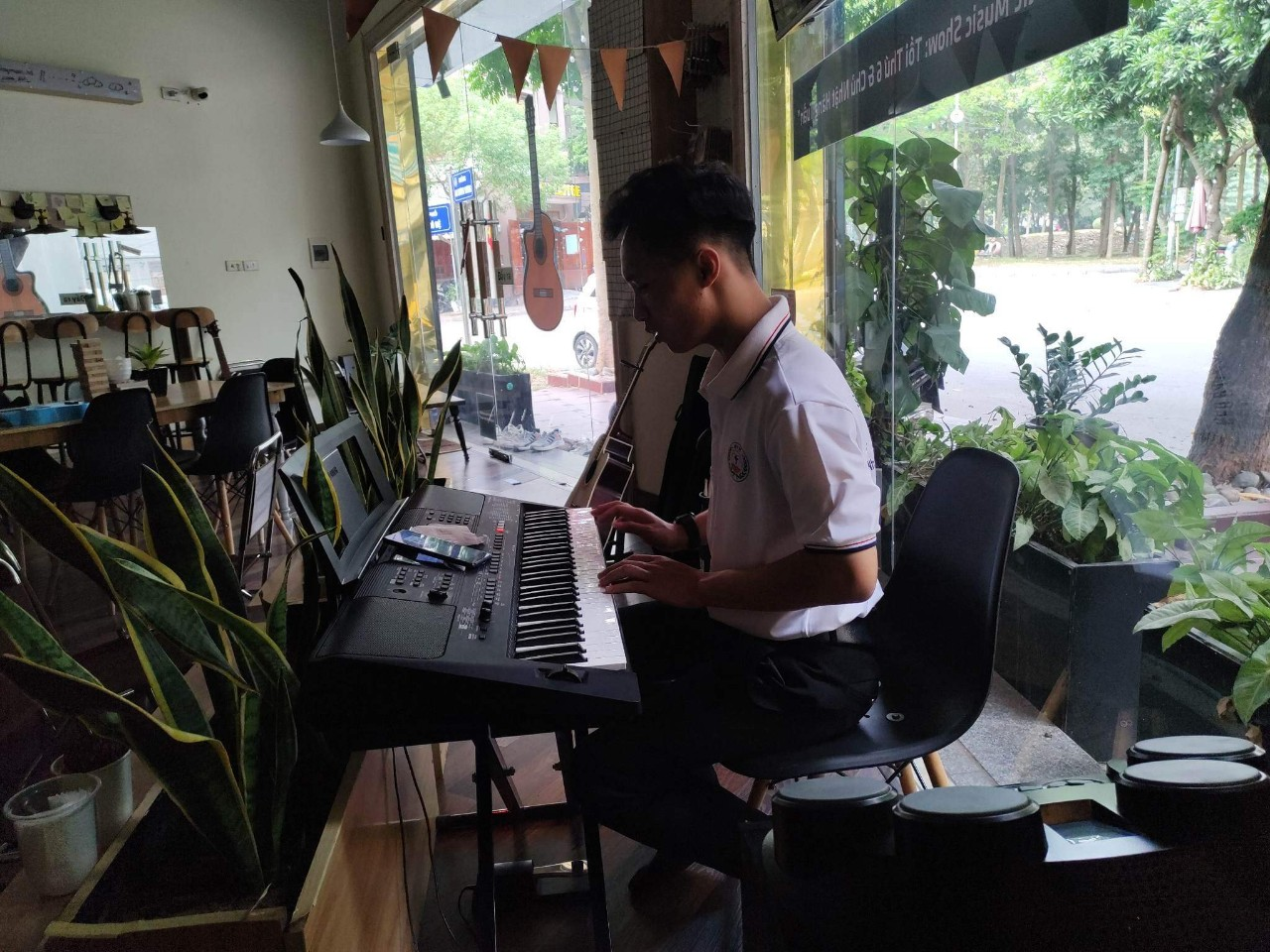 Từng là cậu học sinh nhút nhát, tự ti, giờ đây chàng trai tài năng đảm nhiệm chức vụ đội trưởng Câu lạc bộ Guitar. Từng là cậu học sinh nhút nhát, tự ti, giờ đây chàng trai tài năng đảm nhiệm chức vụ đội trưởng Câu lạc bộ Guitar.