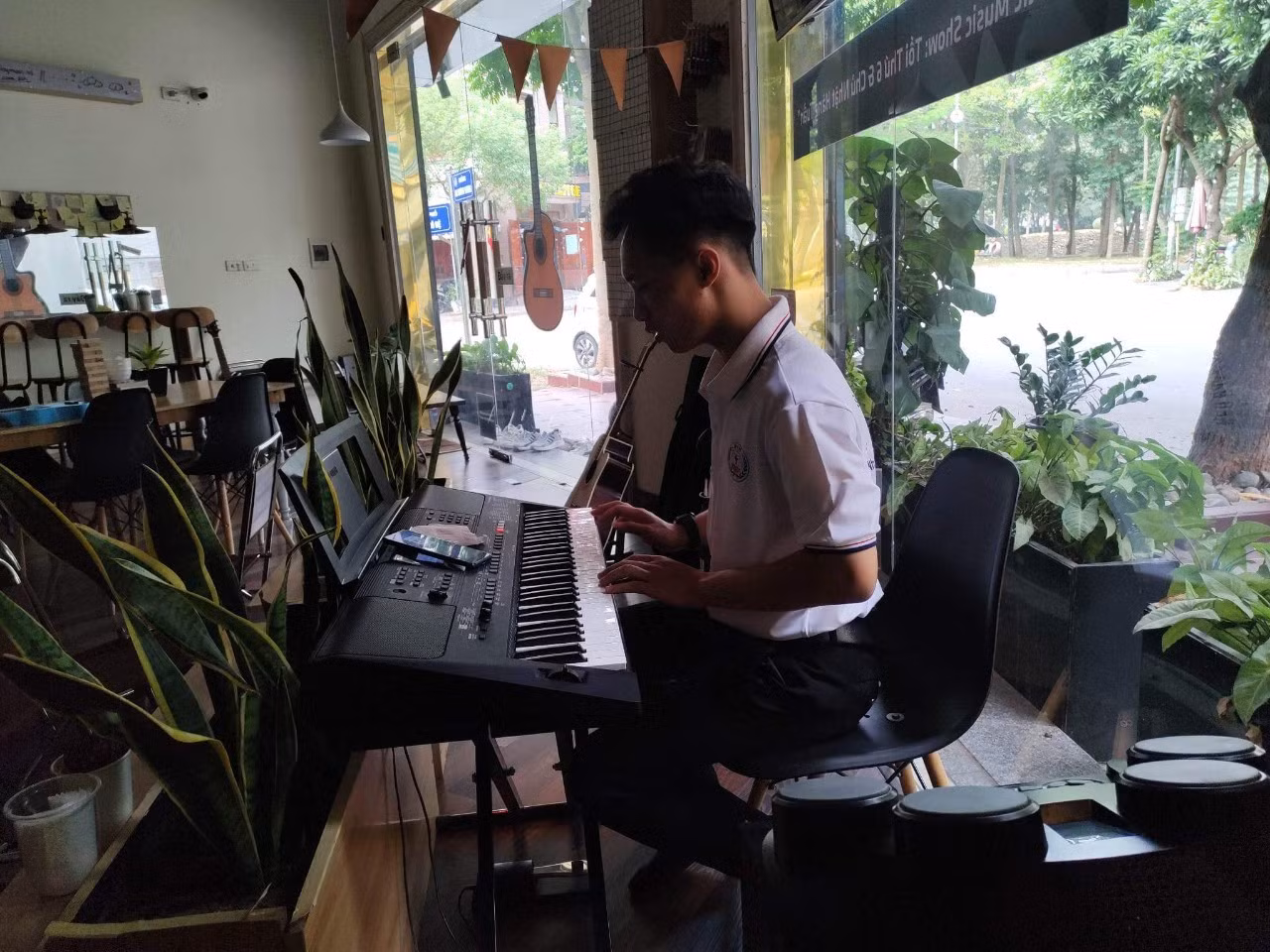 Từng là cậu học sinh nhút nhát, tự ti, giờ đây chàng trai tài năng đảm nhiệm chức vụ đội trưởng Câu lạc bộ Guitar.