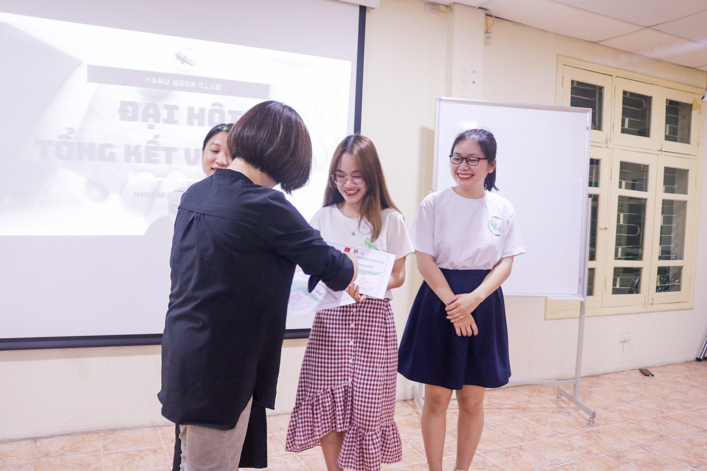 Những bằng khen, chứng nhận là động lực để cô nàng tiếp tục nỗ lực hơn nữa. Những bằng khen, chứng nhận là động lực để cô nàng tiếp tục nỗ lực hơn nữa.