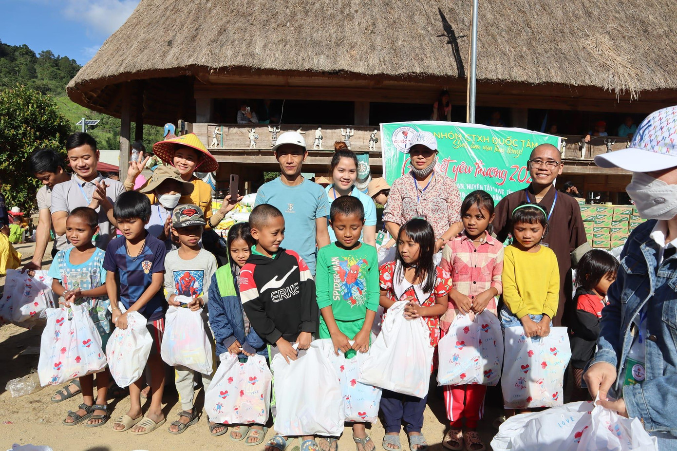 Sư thầy Thích Phước Tuệ (áo nâu) cùng các em nhỏ xã Axan, Tây Giang, Quảng Nam. Sư thầy Thích Phước Tuệ (áo nâu) cùng các em nhỏ xã Axan, Tây Giang, Quảng Nam.