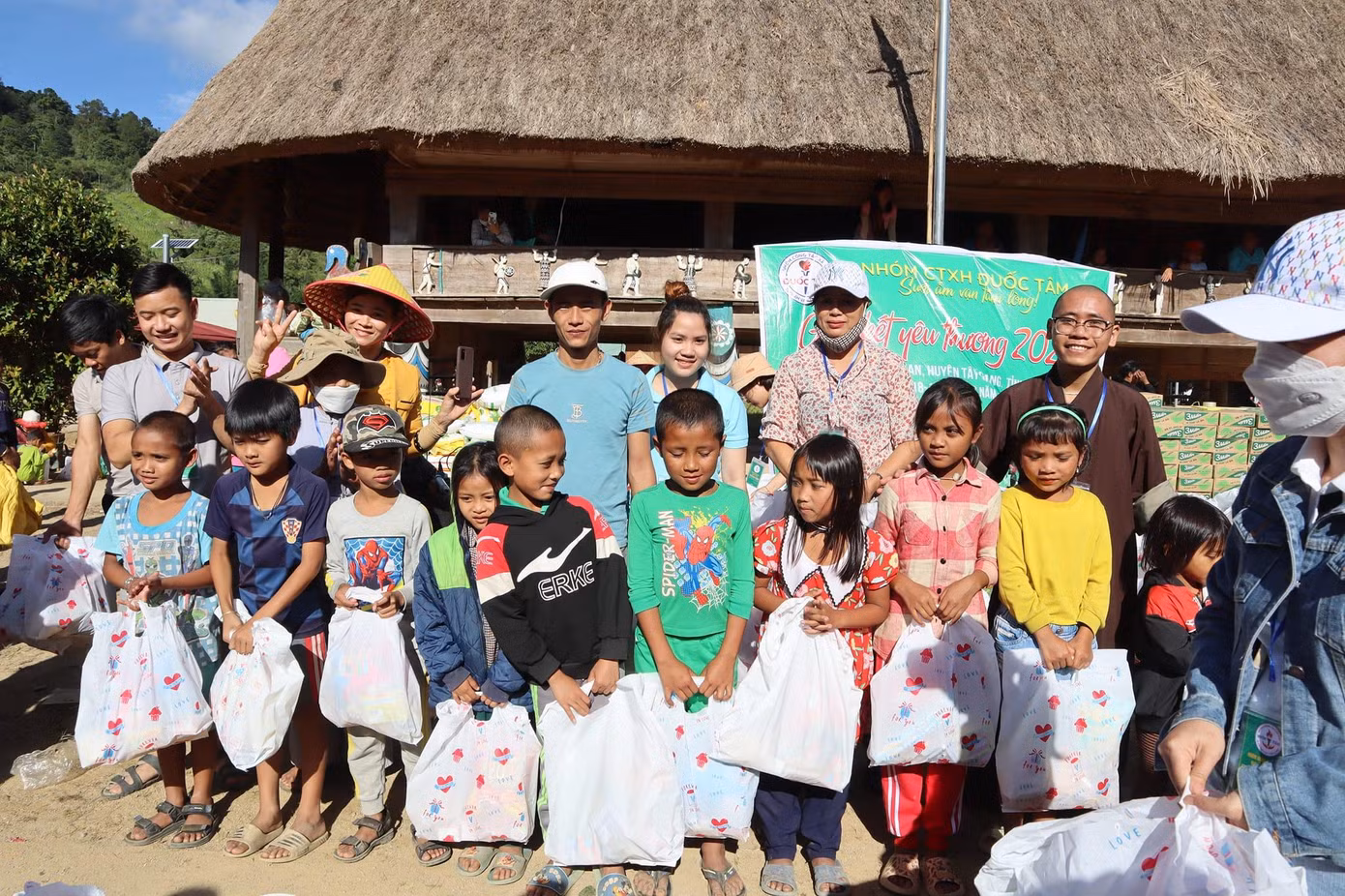 Sư thầy Thích Phước Tuệ (áo nâu) cùng các em nhỏ xã Axan, Tây Giang, Quảng Nam.