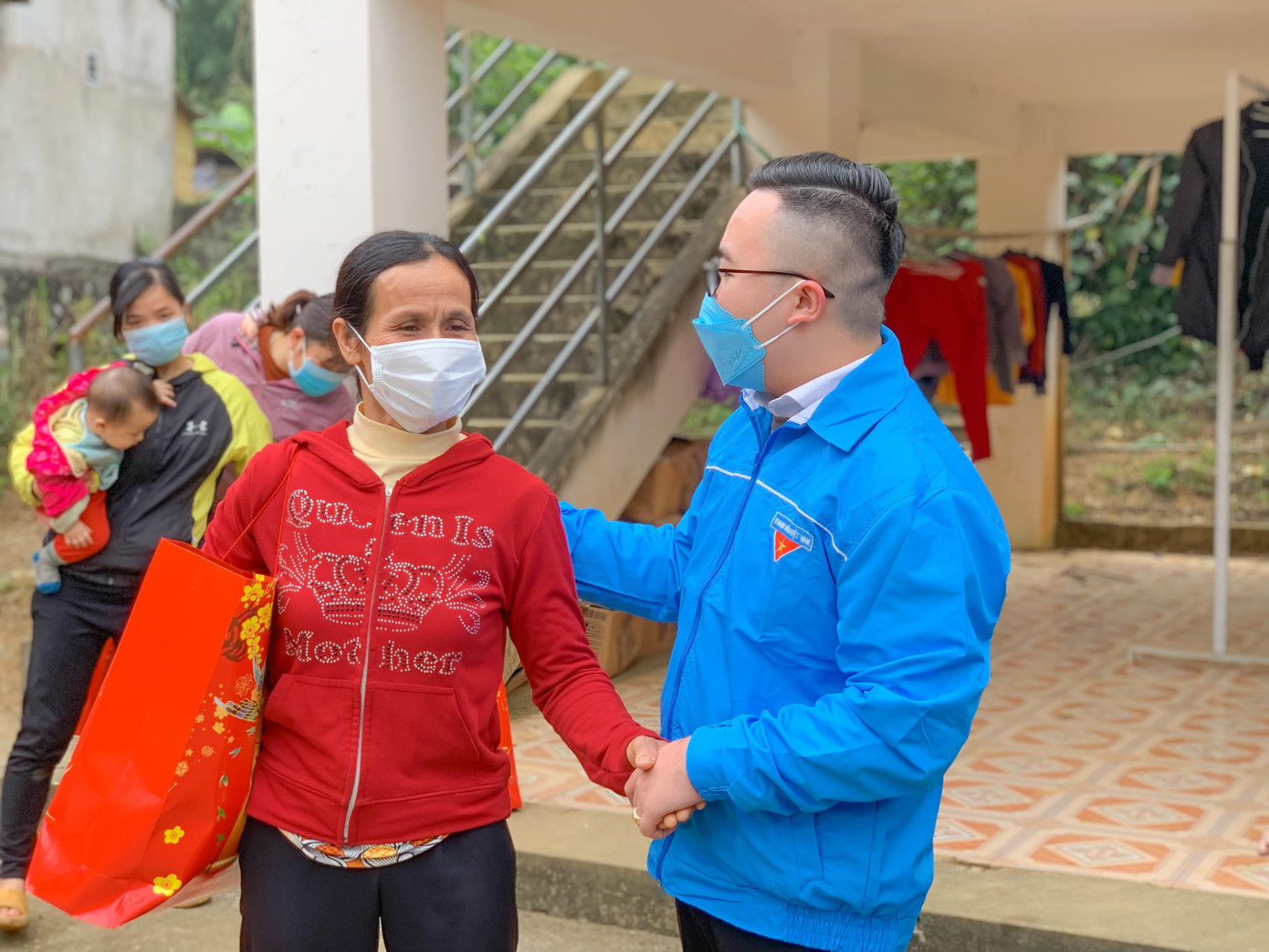 Tuấn Thành thăm hỏi bà con nhân dân trong chương trình “Tình nguyện mùa đông 2021 và Xuân tình nguyện 2022” tại huyện Đà Bắc, tỉnh Hòa Bình. Tuấn Thành thăm hỏi bà con nhân dân trong chương trình “Tình nguyện mùa đông 2021 và Xuân tình nguyện 2022” tại huyện Đà Bắc, tỉnh Hòa Bình.