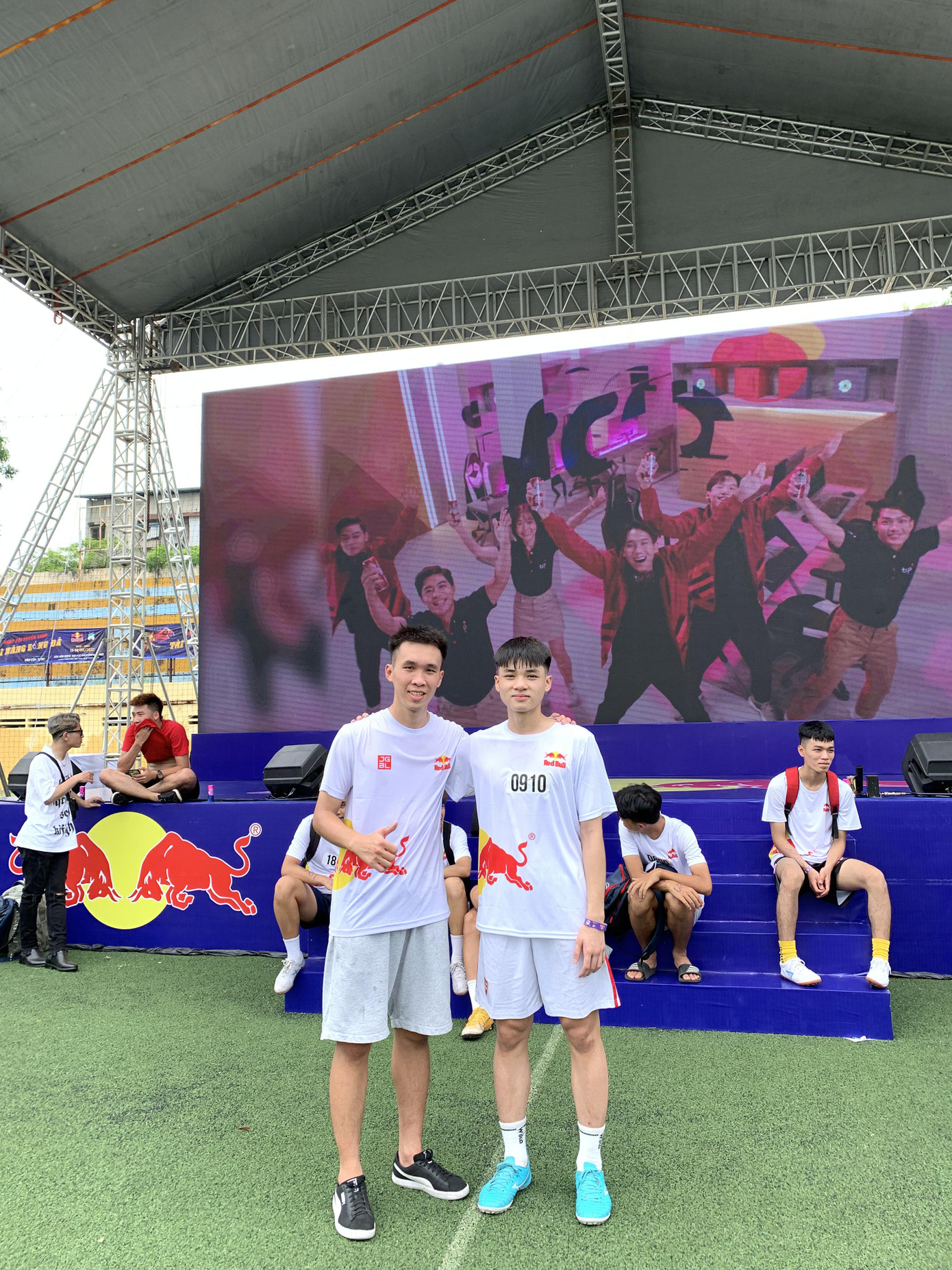 Nguyễn Văn Hải (bên phải) với ngọn lửa bóng đá mãnh liệt cháy trong bản thân. Nguyễn Văn Hải (bên phải) với ngọn lửa bóng đá mãnh liệt cháy trong bản thân.