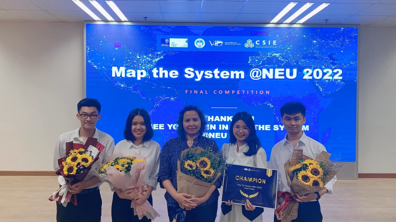 HORIZON chụp ảnh lưu niệm cùng cô Trương Thị Nam Thắng – Giám đốc Trung tâm Khởi nghiệp và Sáng tạo Xã hội Trường Đại học Kinh tế Quốc dân (CSIE – NEU).